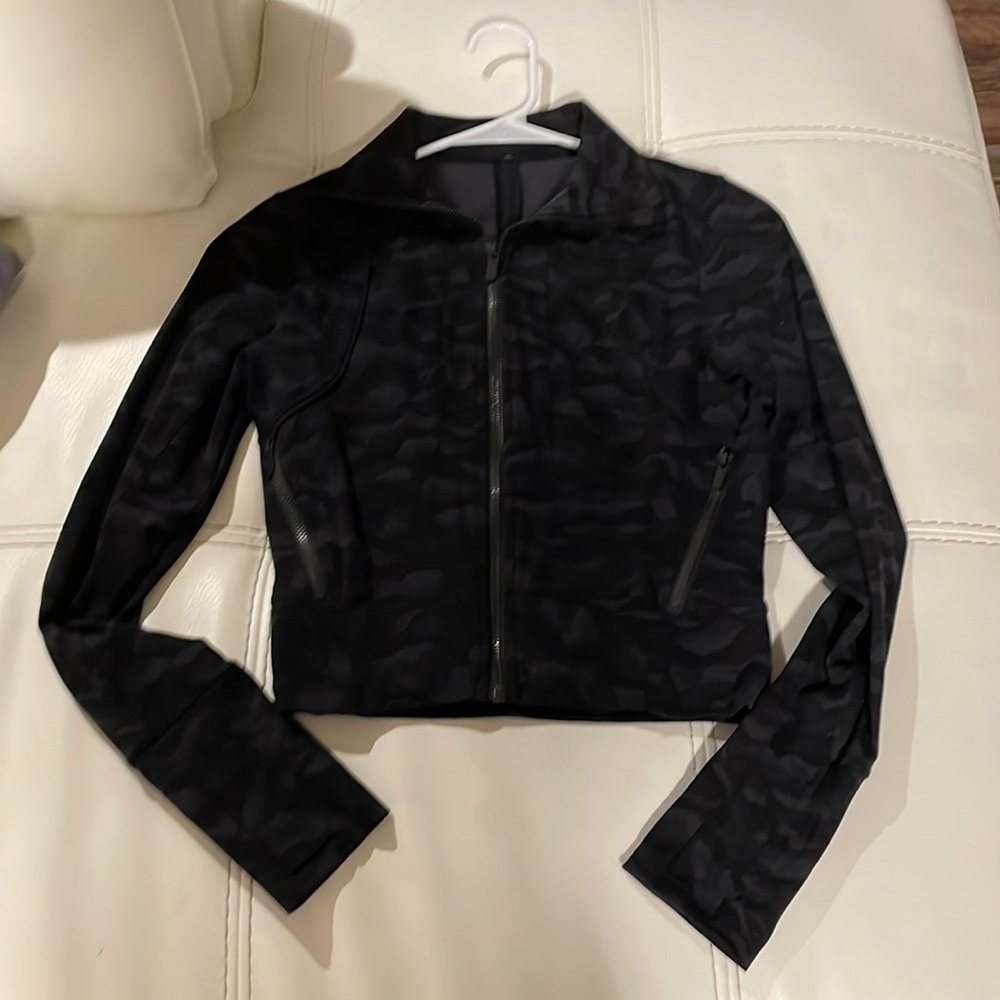 Lululemon size 6 camo cropped jacket